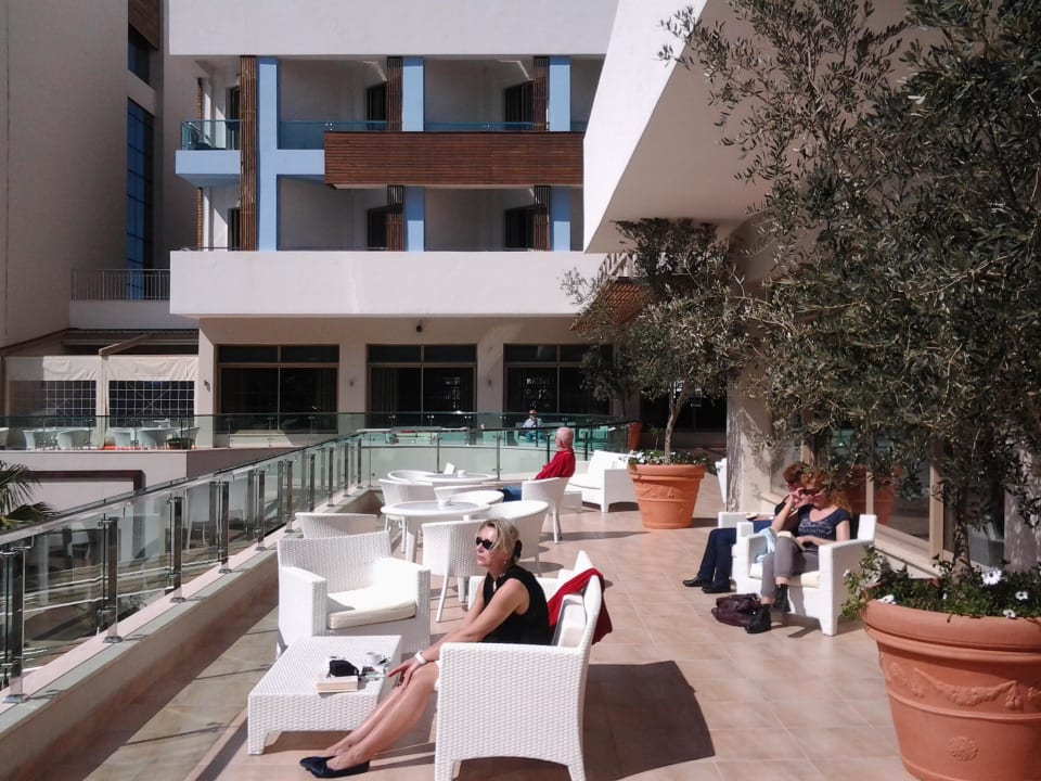 Schöne Lobbyterrasse, zum Bücher lesen ideal Port Side Resort Hotel