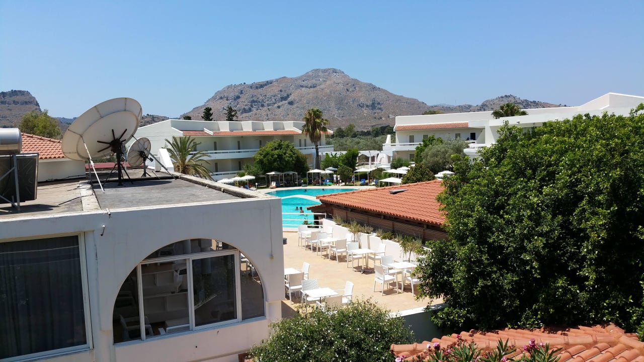 Blick in die gepflegte Anlage Niriides Hotel