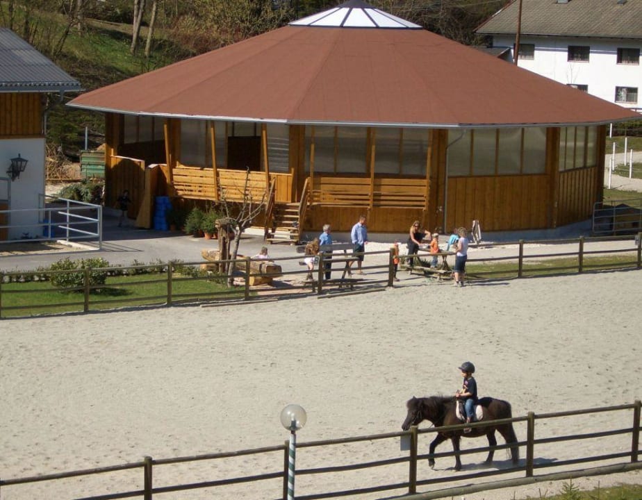 Reitplatz mit Longierhalle POST Family Resort