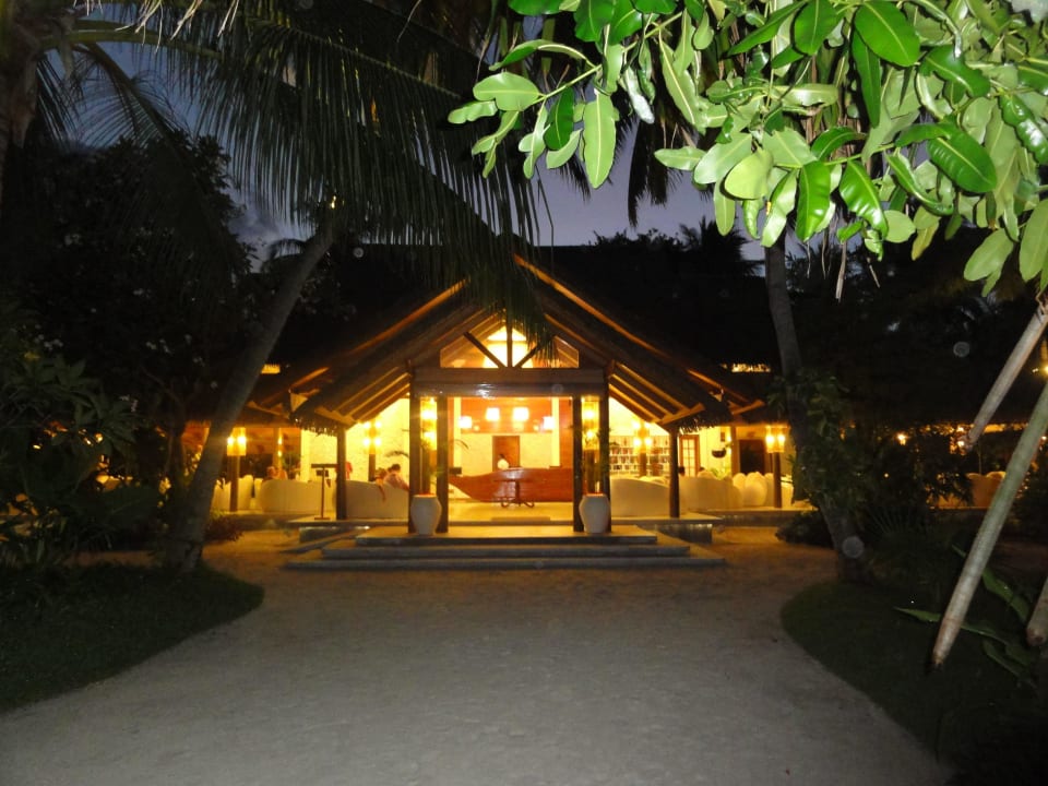 Hauptrezeption vom Steg aus Kuramathi Maldives