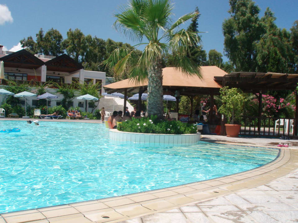 Poolbar am Aktionspool Atlantica Marmari Beach