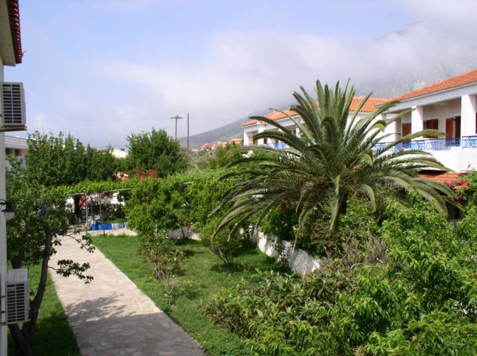Die hinteren Gebäude der Anlage und der Garten Votsalakia Beach
