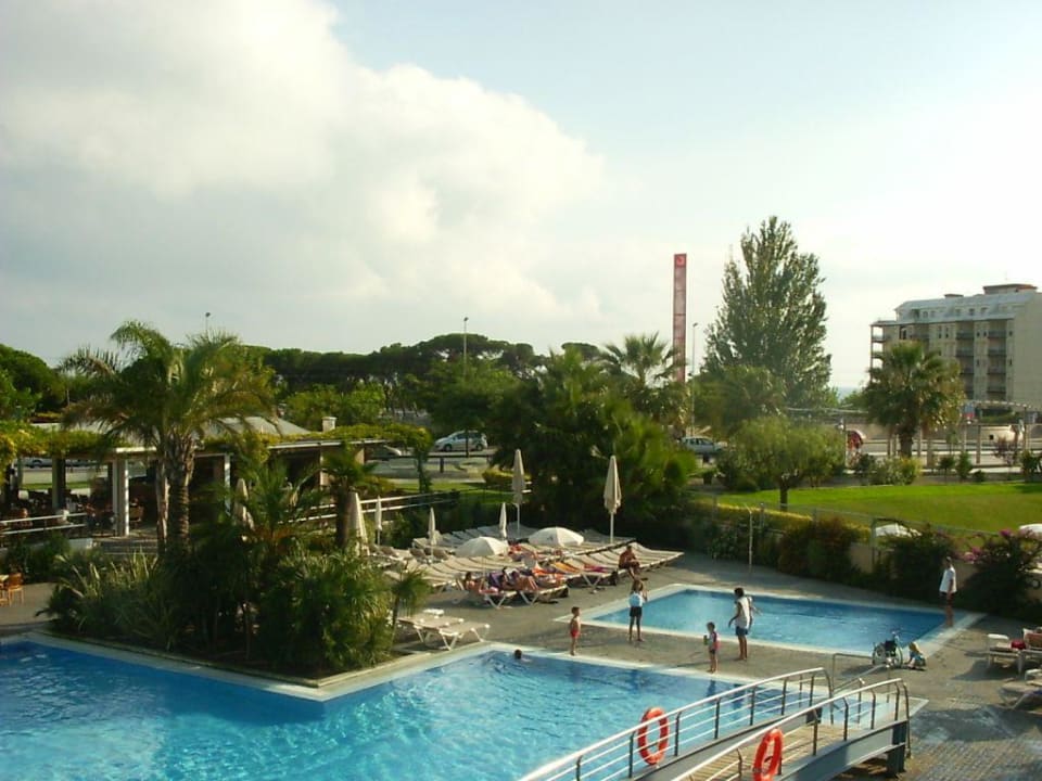 Der Pool vom 1. Stock aus fotografiert AQUA Hotel Onabrava & Spa