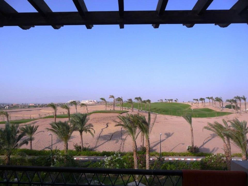 Ausblick aus Zimmer auf Golfanlage Hotel JAZ Makadi Star & Spa