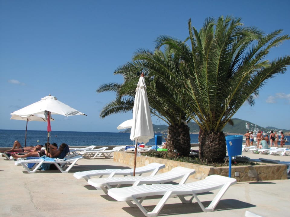Die Liegen am Strand, bzw. am Pier Iberostar Selection Santa Eulalia Ibiza