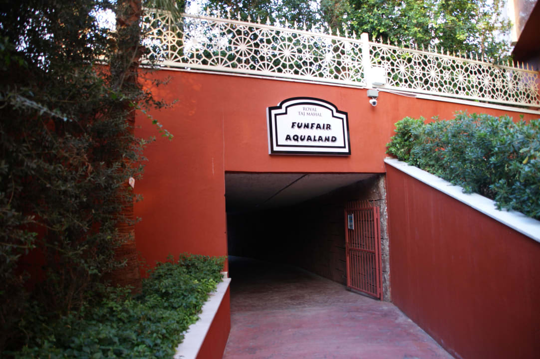 Durchgang zum Aquapark Royal Taj Mahal Hotel