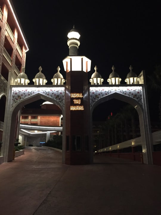 Einfahrt Royal Taj Mahal Hotel