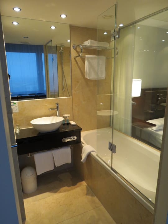 Bad im Panorama-Zimmer Park Inn by Radisson Berlin Alexanderplatz