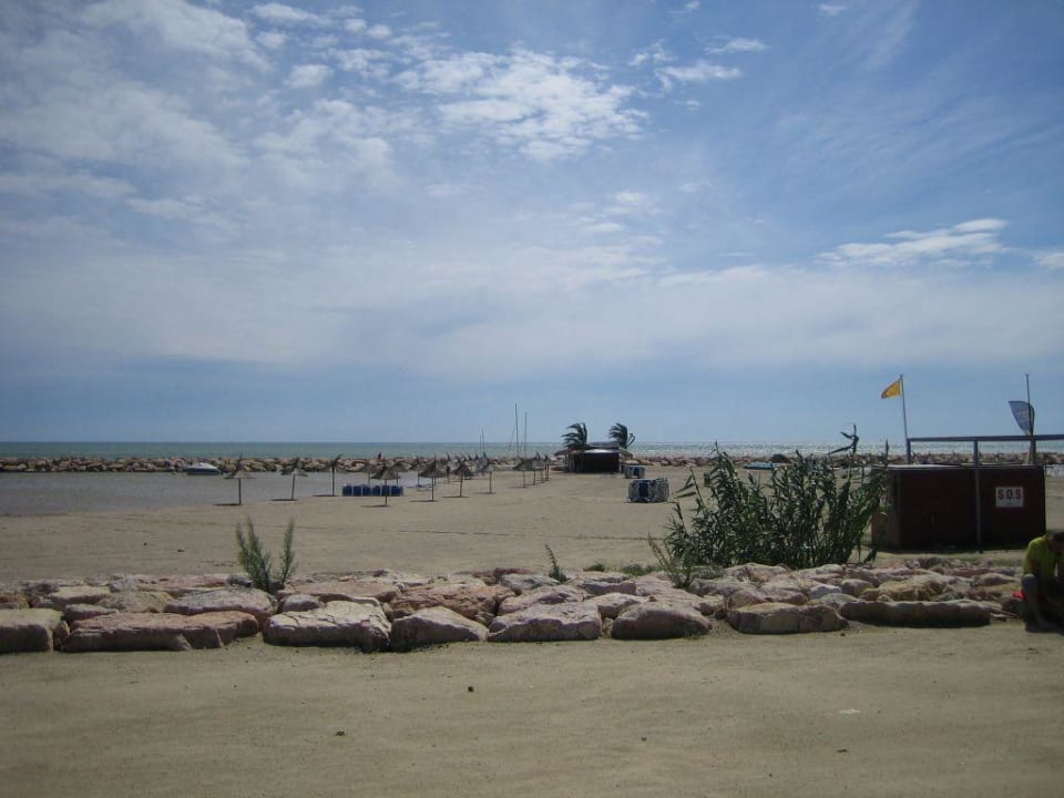 Blick vom Erlebnispool auf den hoteleigenen Strand Estival ElDorado