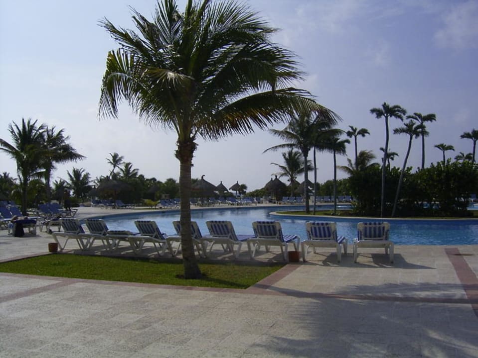 Hauptpool kurz nach Sonnenaufgang. Bahia Principe Grand Tulum