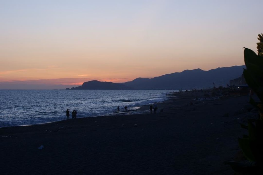Strand bei Sonnenuntergang Doris Aytur Hotel