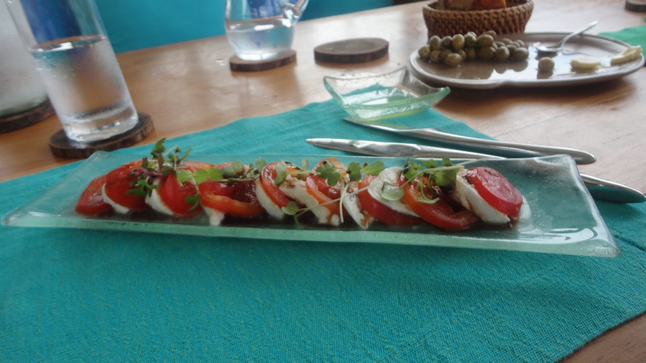 Tomate und Mozzarella = 20 $ Hotel Six Senses Laamu