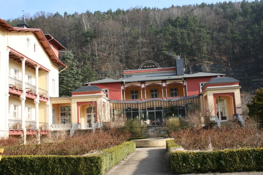 Links Villa Sendig und mittig Wintergarten Parkhotel Bad Schandau