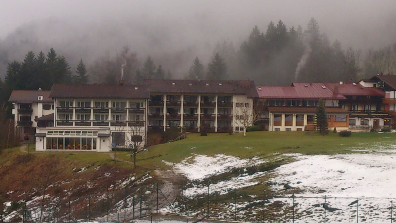 Außenansicht Rückseite Alm- & Wellnesshotel Alpenhof
