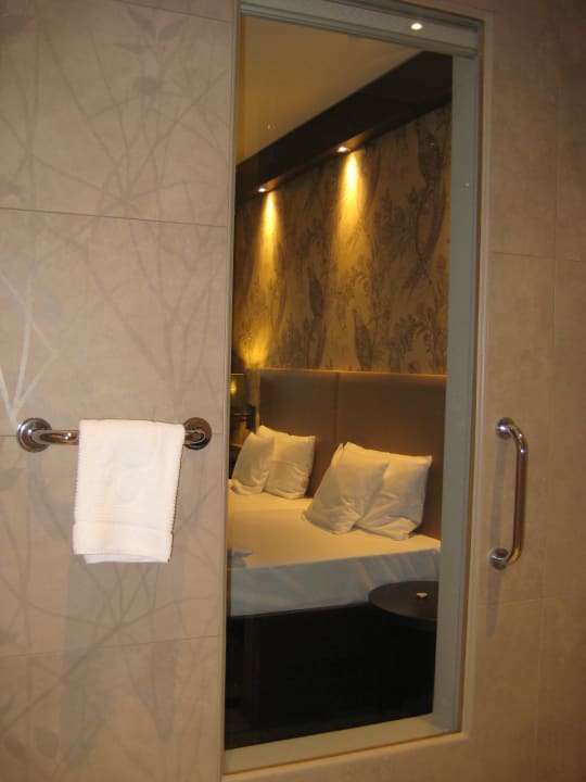 Zimmer 722 - Blick von Dusche auf das Bett Romantik Hotel Jagdhaus Eiden am See