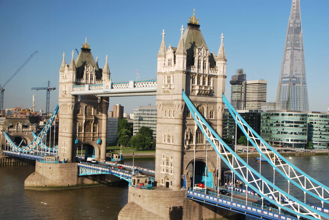 Blick vom Bett, einfach toll! The Tower - A Guoman Hotel