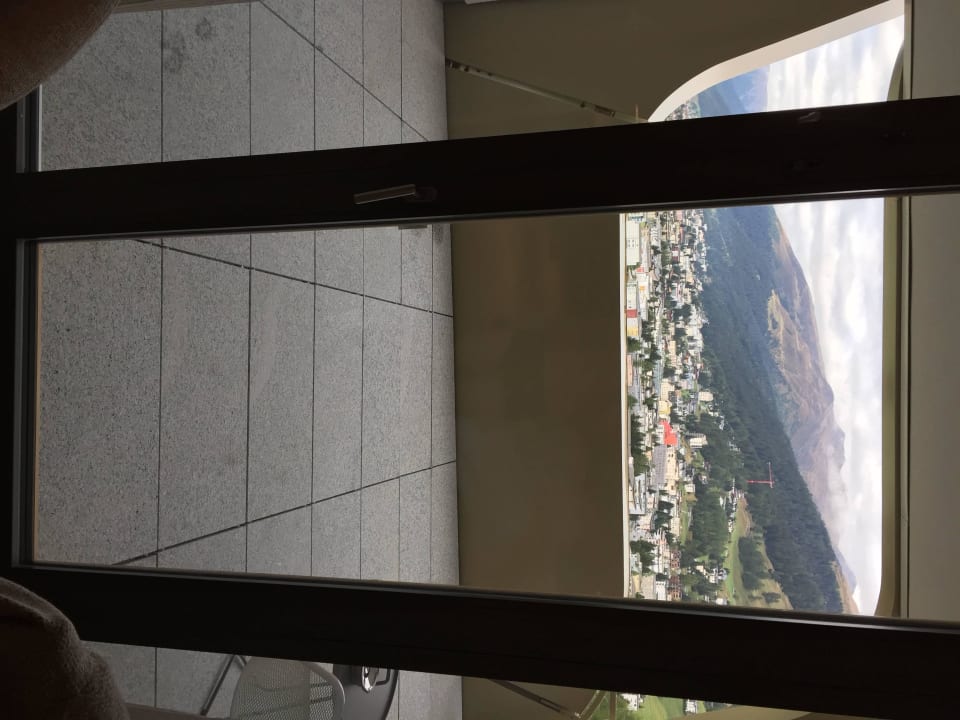 Ausblick aus dem Zimmer auf den grossen Balkon AlpenGold Hotel Davos