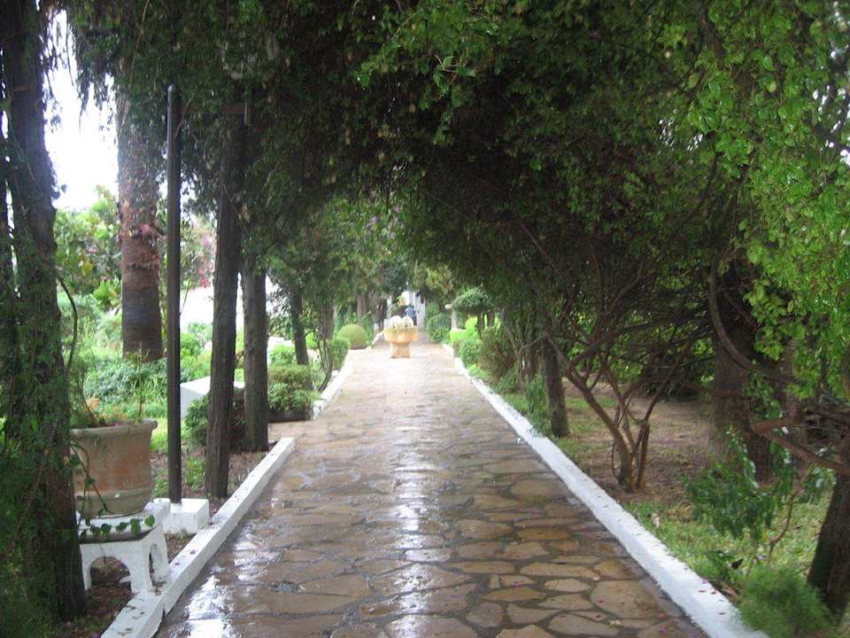 Auf dem Weg zum Haupthaus The Orangers Beach Resort and Bungalows