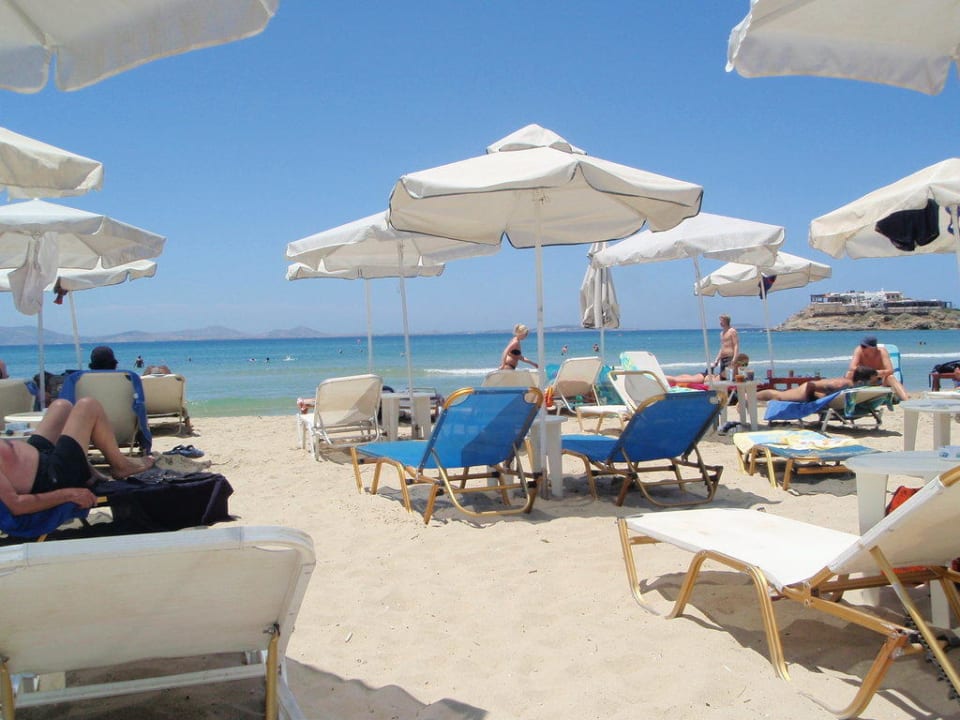 Strand vor dem Hotel Villa Naxia Studios