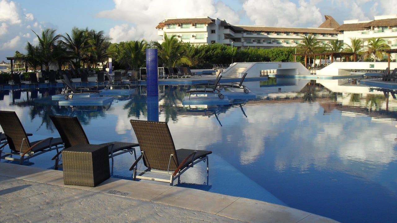 Die schöne Poolanlage BlueBay Grand Esmeralda