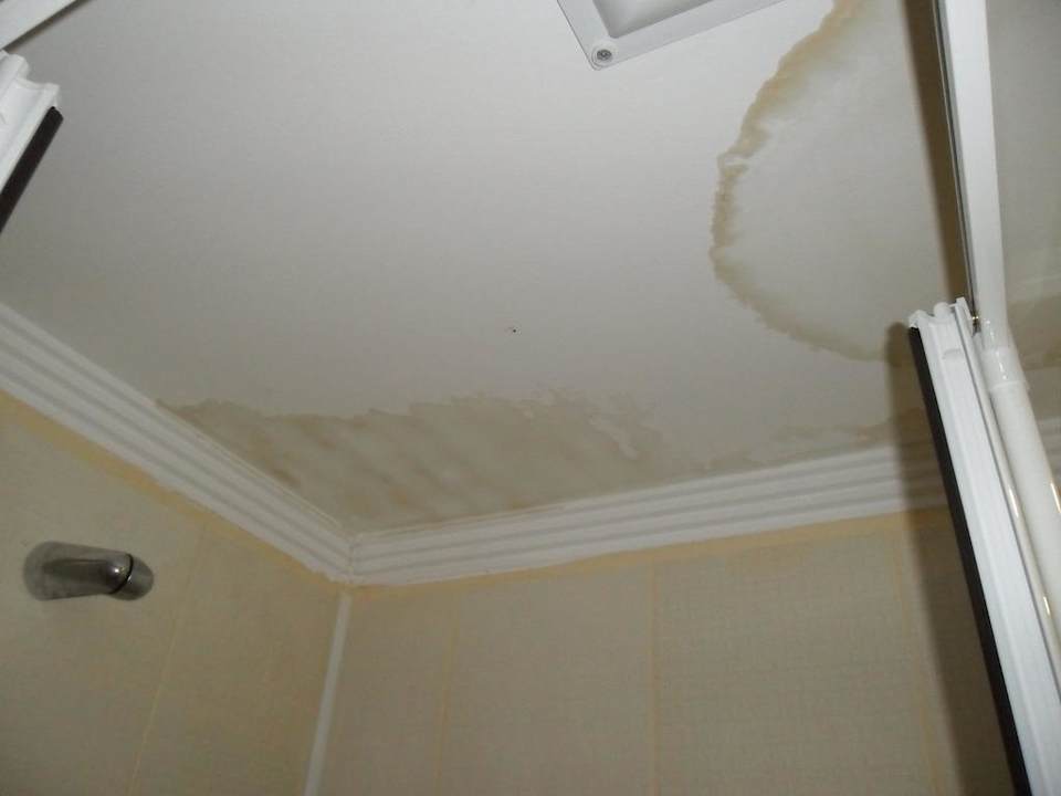 Riesige Wasserflecken im Bad Carna Garden Hotel