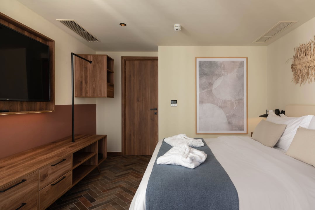 Zimmer Domes Aulūs Zante, Autograph Collection