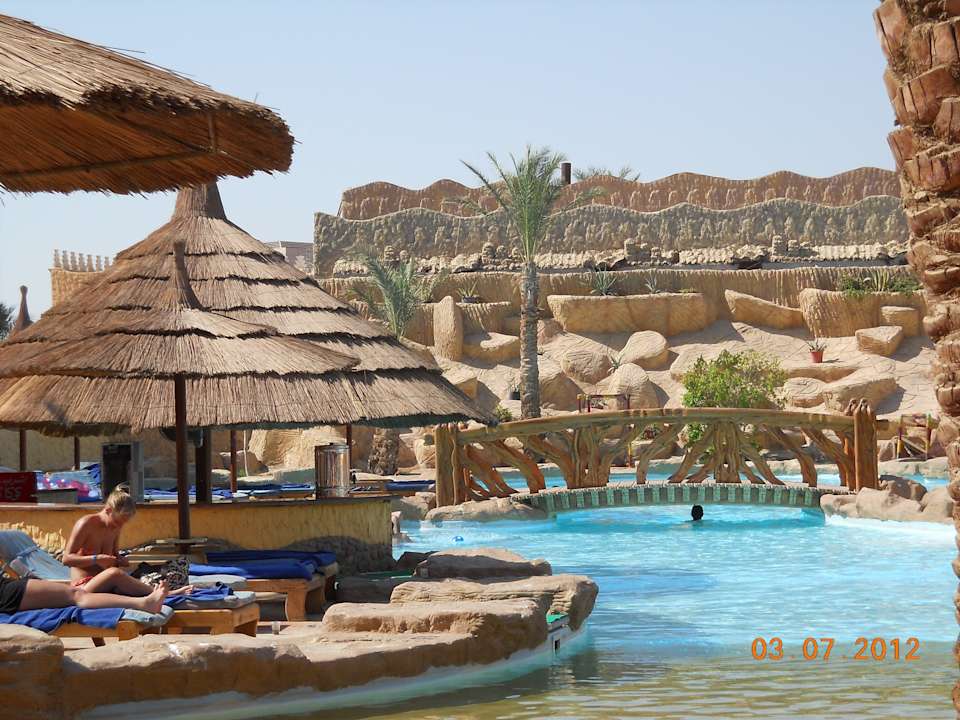 Poolbar im Activpool Pickalbatros Alf Leila Wa Leila Resort - Neverland Hurghada
