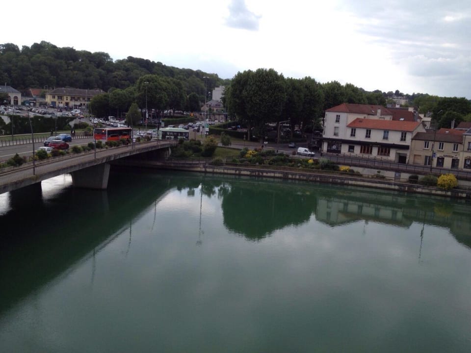 Links von der Brücke ist der Bahnhof Hotel Arcantis Richemont