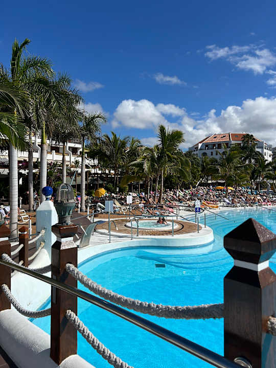 Pool Parque Santiago III Official