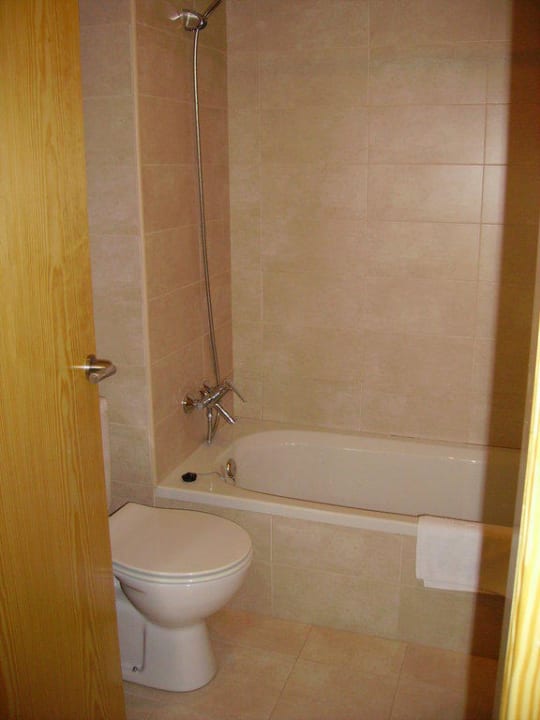 Bad im Doppelzimmer Gavimar Ariel Chico Club & Resort