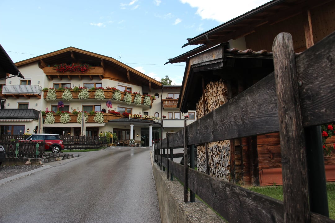 Blick von der Dorfstraße Kräuterhotel Hochzillertal
