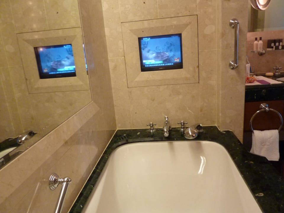 Nur nichts versäumen TV im Bad Hotel The Peninsula Bangkok