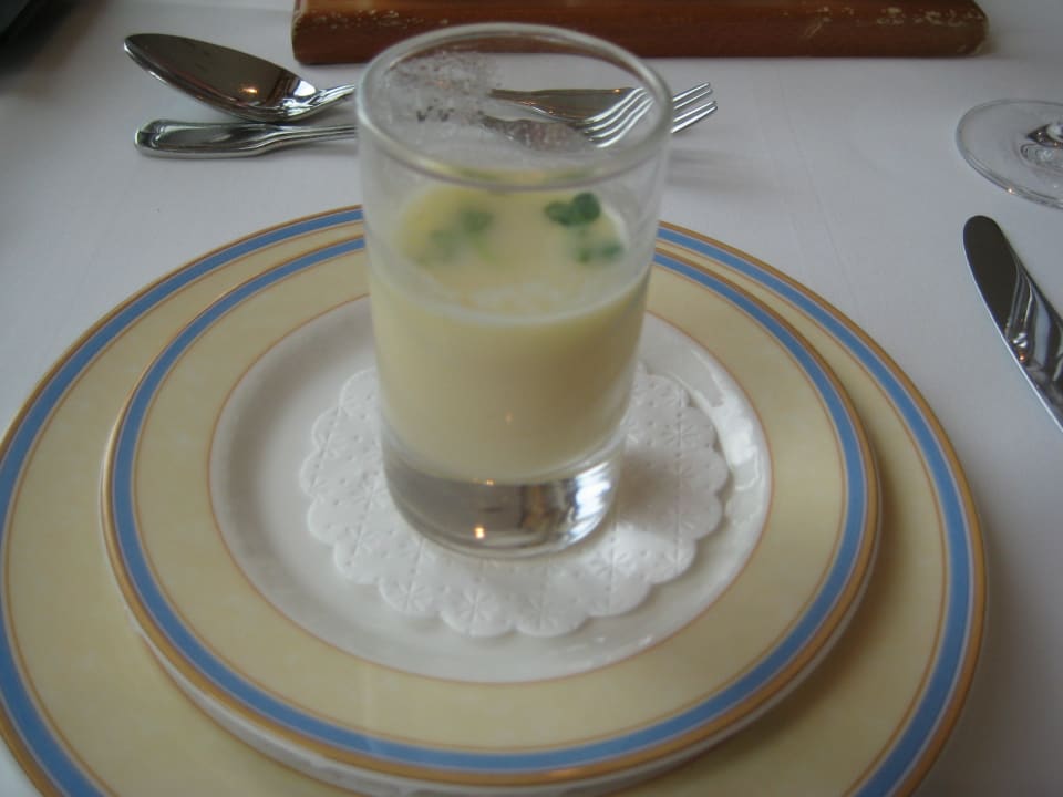 Gruß aus der Küche - Spargelsüppchen ATLANTIC Hotel Wilhelmshaven