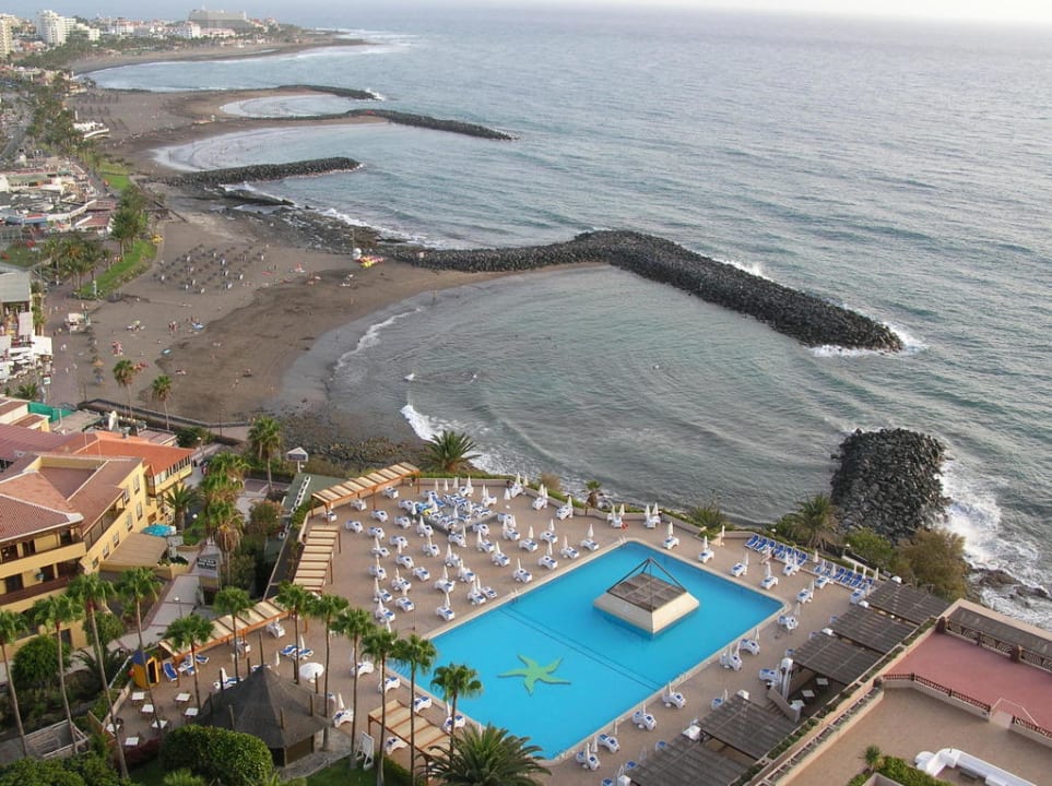 Бассейн и вид на пляж Iberostar Waves Bouganville Playa