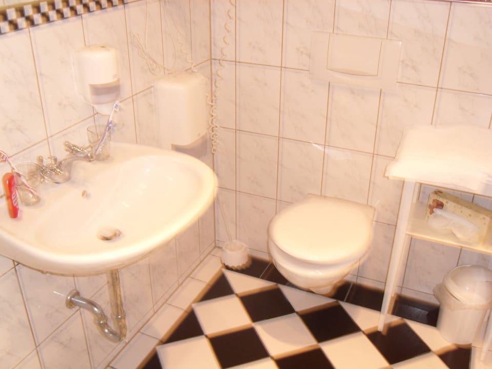 WC und Wachbecken mit der Dusche in einem Raum. Lulu Guldsmeden