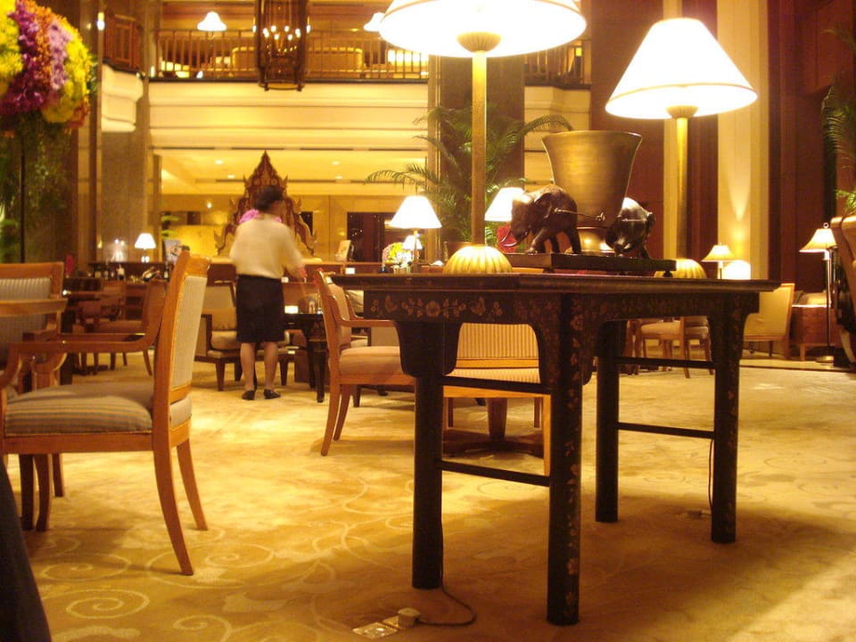 Lobby am Abend Hotel The Peninsula Bangkok