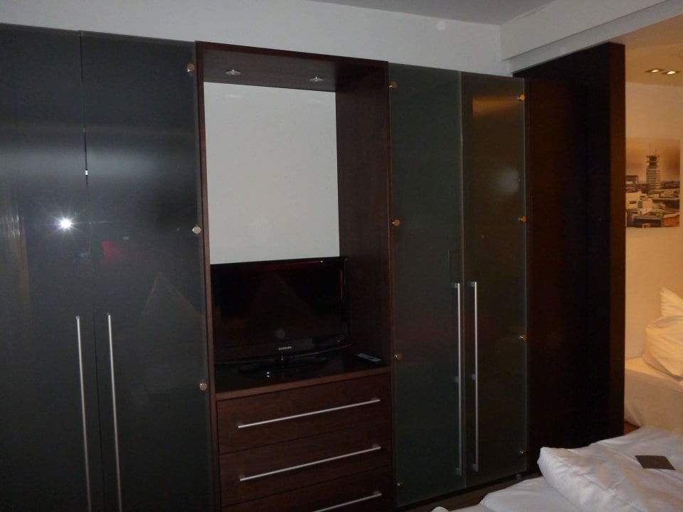 Schrank mit TV-GErät Hotel am Augustinerplatz