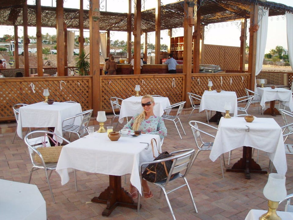 Z tego tarasu przy barze widac plaze Domina Coral Bay Resort, Diving , Spa & Casino