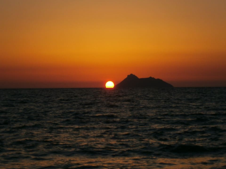 Sonnenuntergang Komos-Strand Hotel Galaxias
