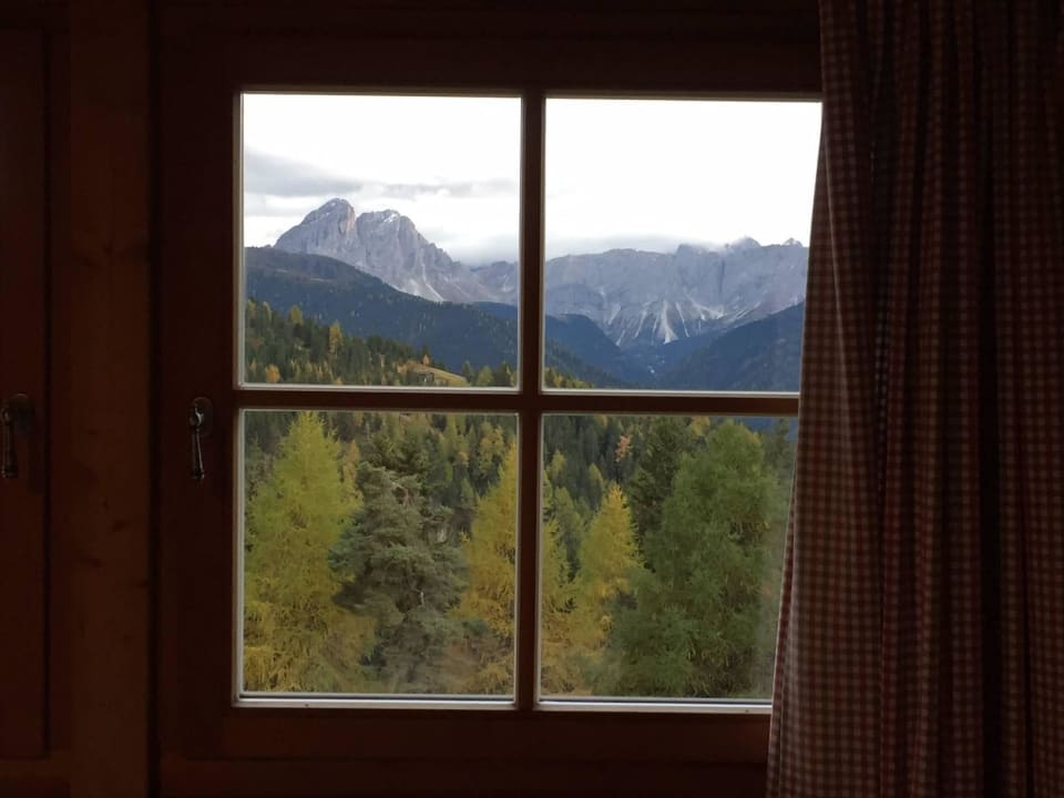 Der Dolomitenblick aus dem Romantikzimmer Kreuzwiesen Almhütte