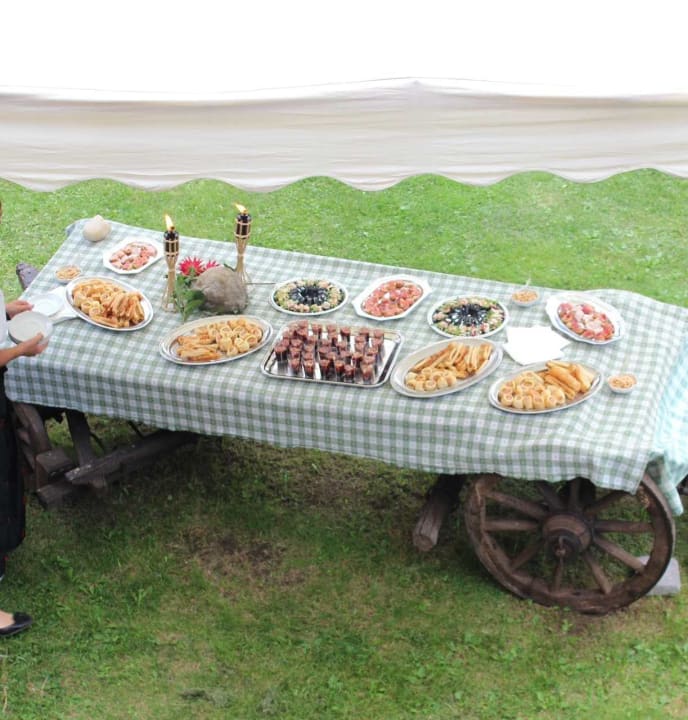 Pranzo tipico all'aperto Rustico Banchetto Hotel Rosalpina