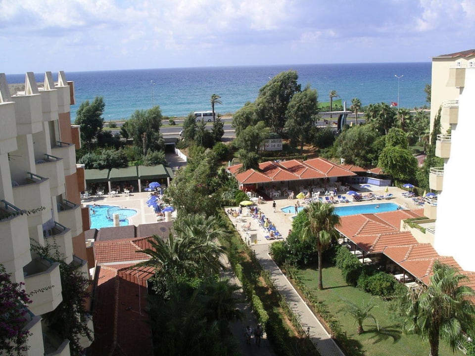 Blick zwischen Mirabell und Blue Fish Club Hotel Mirabell