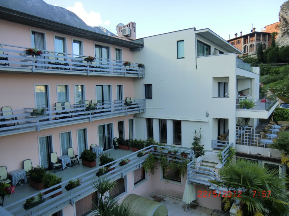 Blick vom Balkon auf den Rest des Hotel Hotel Castello Lake Front