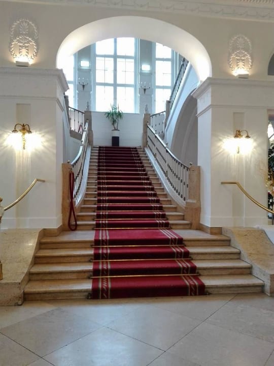 Sehr schöne Treppe Austria Trend Hotel Schloss Wilhelminenberg