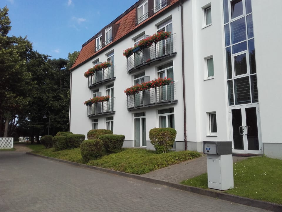 Parkplatz neben Eingang zu Hotel  Seehotel Großherzog von Mecklenburg