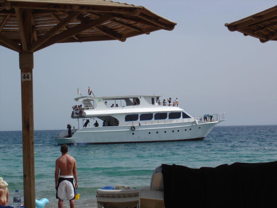 Tauchboot fährt hinaus Palm Beach Resort