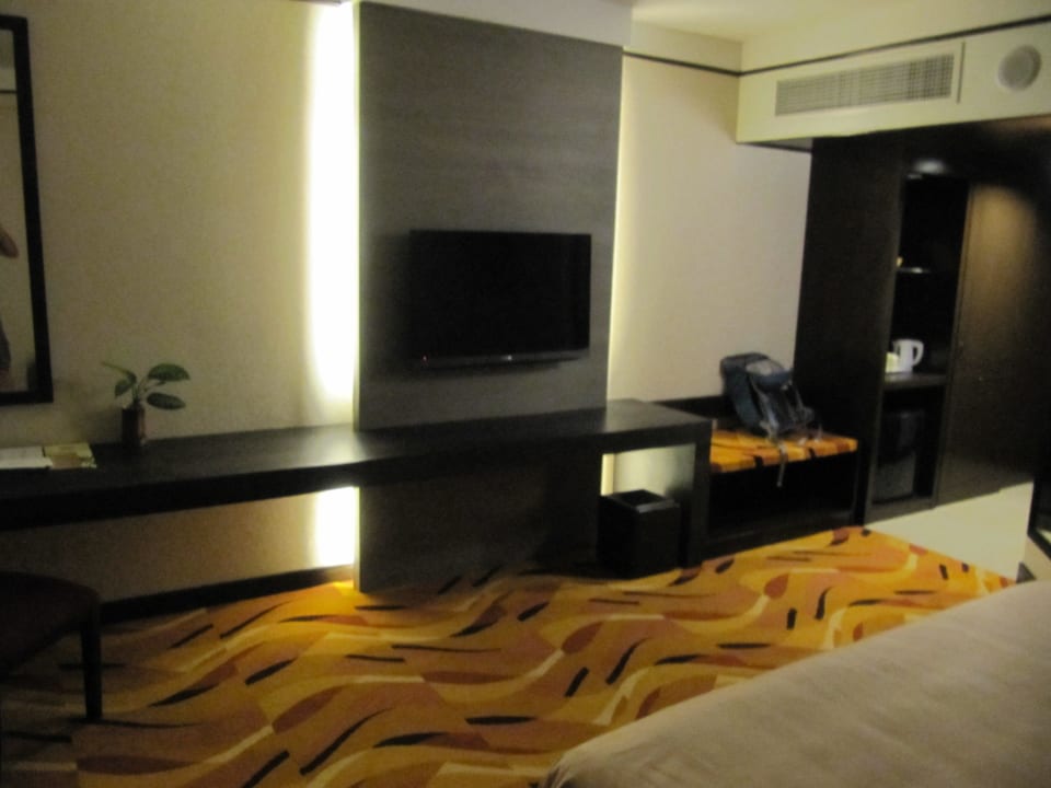 TV und Schreibtisch Hotel Sabah