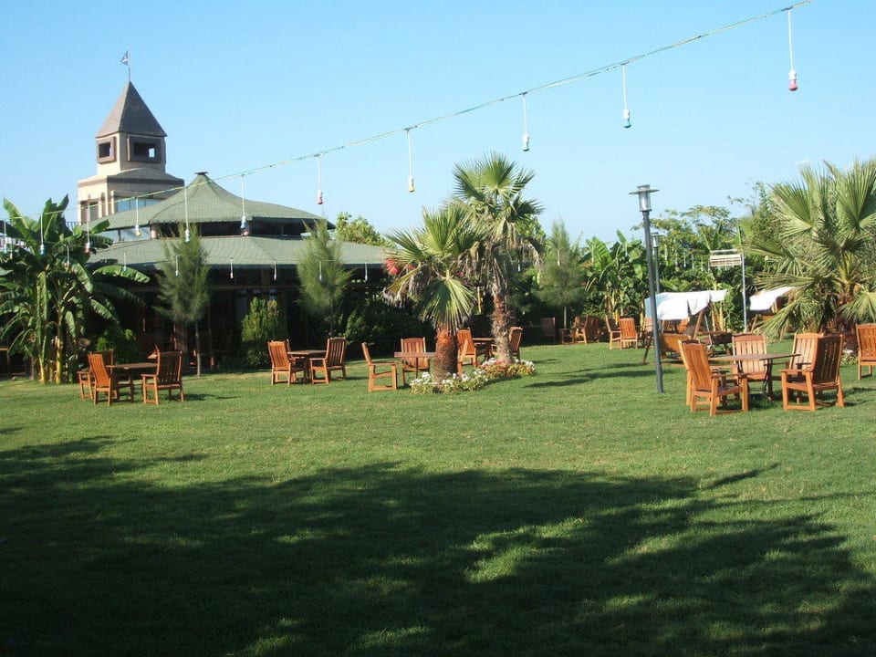 Garten lädt zum Verweilen ein, auch abends Belek Beach Resort Hotel