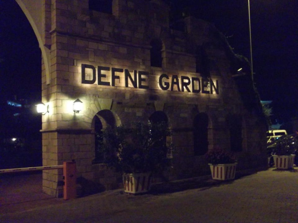 Schriftzug im Eingangsbereich Hotel Defne Garden