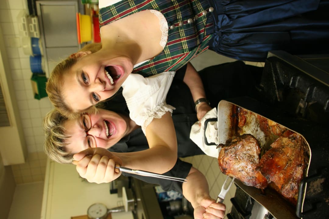 Die Wirtinnen beim Bratl kochen Mohnhotel & Bergwirt Schrammel